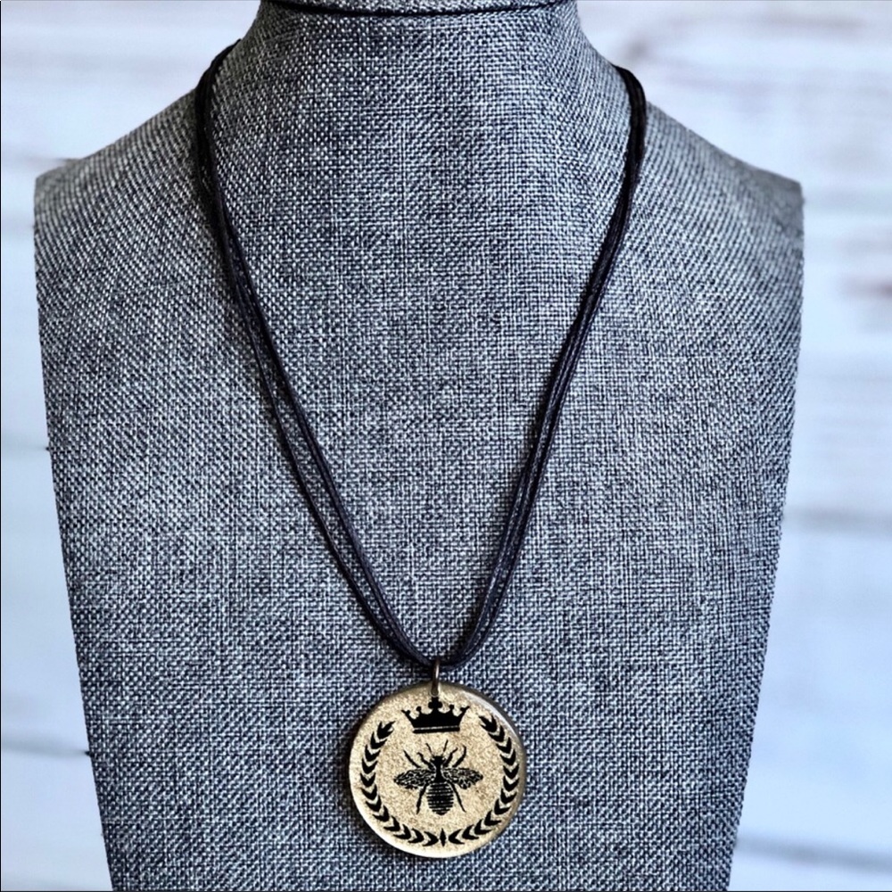 Bee & Crown pendant necklace NEW